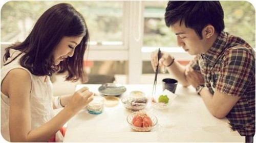 跟女生出去约会吃饭坐在旁边还是对面? 跟女生出去约会吃饭坐在旁边还是对面?第1张